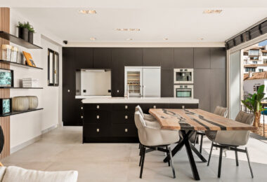 Luksusowy odnowiony apartament Frontline z panoramicznymi widokami w Benaboli, Puerto Banús