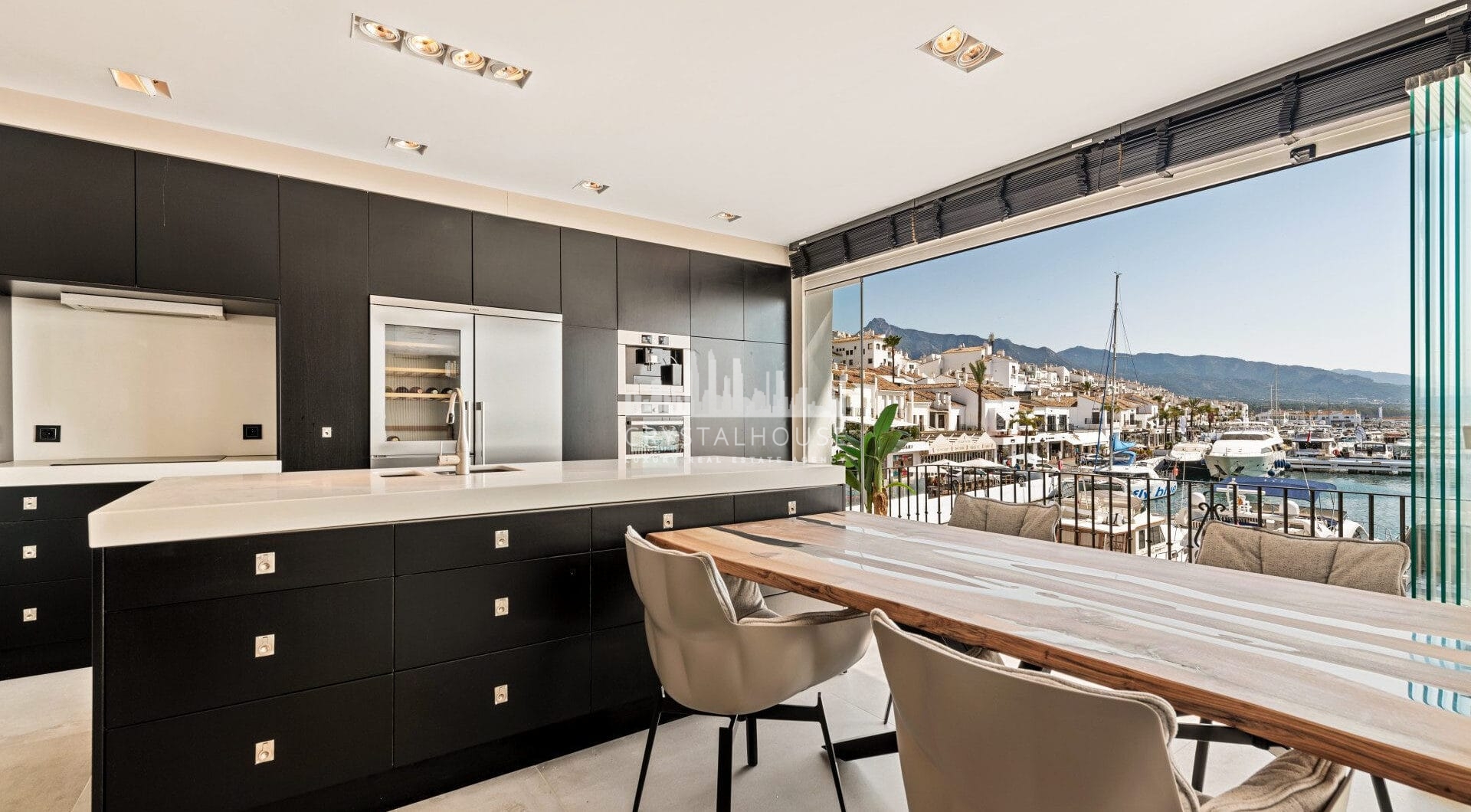 Luksusowy odnowiony apartament Frontline z panoramicznymi widokami w Benaboli, Puerto Banús