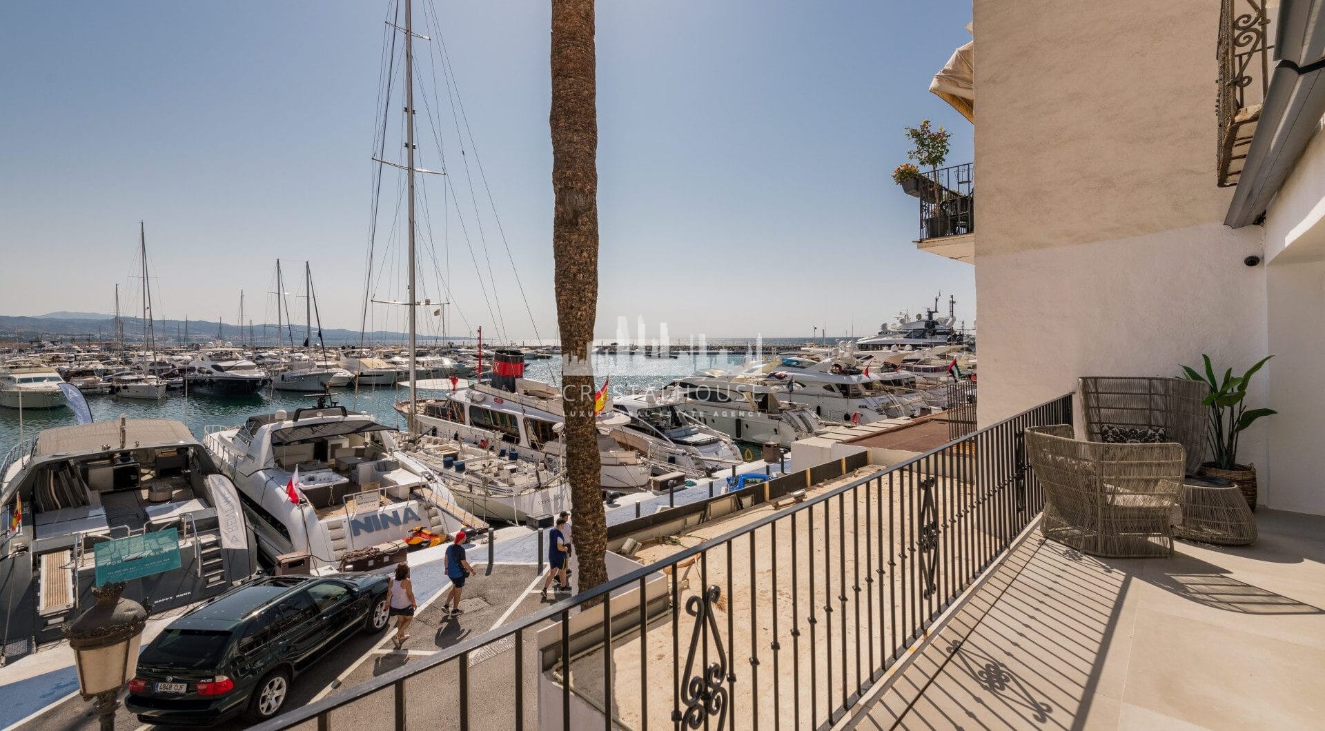 Luksusowy odnowiony apartament Frontline z panoramicznymi widokami w Benaboli, Puerto Banús