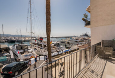 Luksusowy odnowiony apartament Frontline z panoramicznymi widokami w Benaboli, Puerto Banús