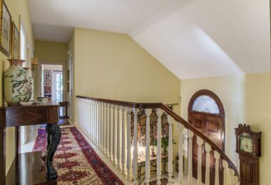 Niesamowita willa położona w najbardziej ekskluzywnej dzielnicy Malagi, El Limonar, zaledwie 5 minut spacerem od plaży. Nieruchomość oferuje rozległe widoki na morze i zatokę Malagi, widoczne niemal z każdego zakątka.