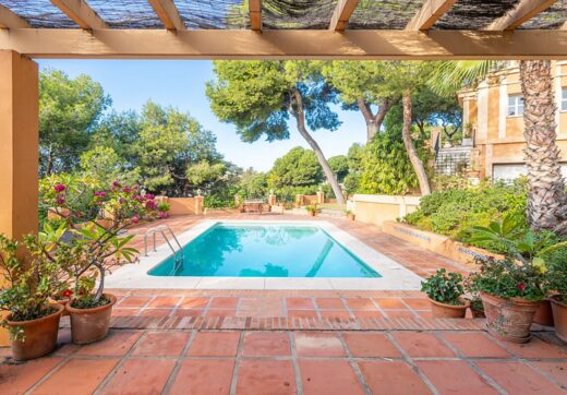 Niesamowita willa położona w najbardziej ekskluzywnej dzielnicy Malagi, El Limonar, zaledwie 5 minut spacerem od plaży. Nieruchomość oferuje rozległe widoki na morze i zatokę Malagi, widoczne niemal z każdego zakątka.