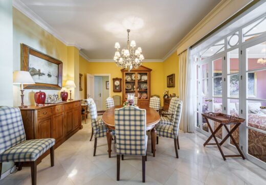 Niesamowita willa położona w najbardziej ekskluzywnej dzielnicy Malagi, El Limonar, zaledwie 5 minut spacerem od plaży. Nieruchomość oferuje rozległe widoki na morze i zatokę Malagi, widoczne niemal z każdego zakątka.