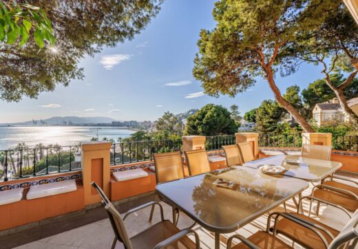 Niesamowita willa położona w najbardziej ekskluzywnej dzielnicy Malagi, El Limonar, zaledwie 5 minut spacerem od plaży. Nieruchomość oferuje rozległe widoki na morze i zatokę Malagi, widoczne niemal z każdego zakątka.