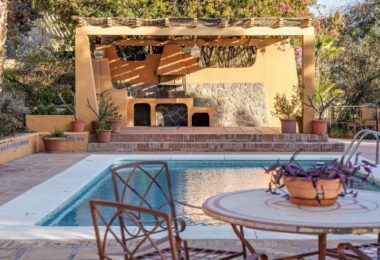 Niesamowita willa położona w najbardziej ekskluzywnej dzielnicy Malagi, El Limonar, zaledwie 5 minut spacerem od plaży. Nieruchomość oferuje rozległe widoki na morze i zatokę Malagi, widoczne niemal z każdego zakątka.