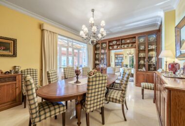 Niesamowita willa położona w najbardziej ekskluzywnej dzielnicy Malagi, El Limonar, zaledwie 5 minut spacerem od plaży. Nieruchomość oferuje rozległe widoki na morze i zatokę Malagi, widoczne niemal z każdego zakątka.