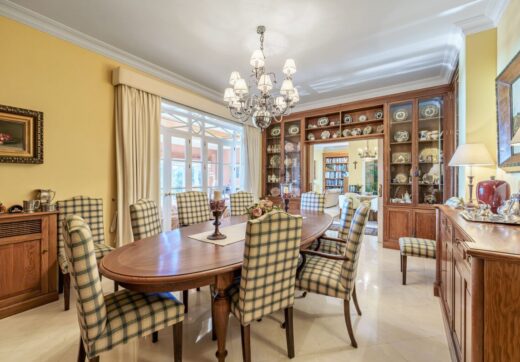 Niesamowita willa położona w najbardziej ekskluzywnej dzielnicy Malagi, El Limonar, zaledwie 5 minut spacerem od plaży. Nieruchomość oferuje rozległe widoki na morze i zatokę Malagi, widoczne niemal z każdego zakątka.