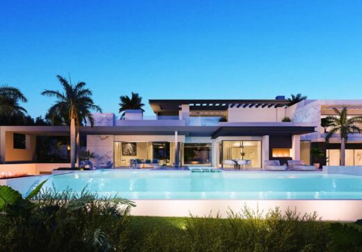 Zaprojaktowane przez Gonzalez Jacobsen, wiodące studio architektoniczne w Marbelli, i starannie wykonane przez firmę budowlaną Bonifacio Solís, te bliźniacze wille mają idealne pochodzenie.