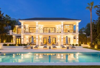 Położona w ekskluzywnej dzielnicy Sierra Blanca, która gwarantuje ekskluzywny styl życia oraz całodobową ochronę. Położenie willi na zboczu góry zapewnia panoramiczny widok na Morze Śródziemne.