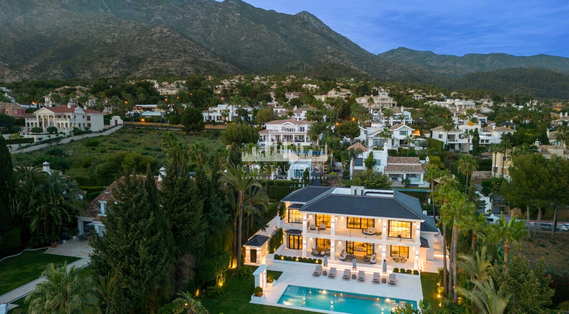 Położona w ekskluzywnej dzielnicy Sierra Blanca, która gwarantuje ekskluzywny styl życia oraz całodobową ochronę. Położenie willi na zboczu góry zapewnia panoramiczny widok na Morze Śródziemne.