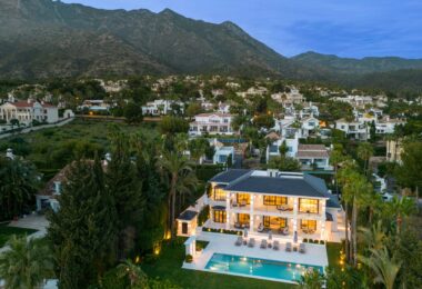 Położona w ekskluzywnej dzielnicy Sierra Blanca, która gwarantuje ekskluzywny styl życia oraz całodobową ochronę. Położenie willi na zboczu góry zapewnia panoramiczny widok na Morze Śródziemne.