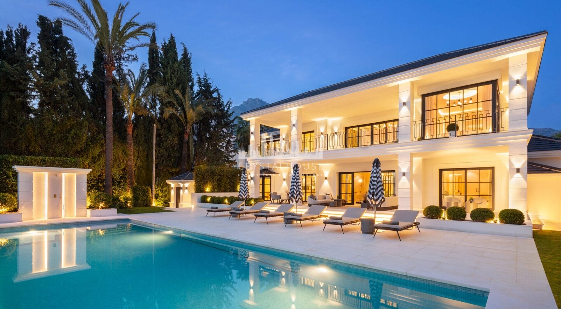 Położona w ekskluzywnej dzielnicy Sierra Blanca, która gwarantuje ekskluzywny styl życia oraz całodobową ochronę. Położenie willi na zboczu góry zapewnia panoramiczny widok na Morze Śródziemne.