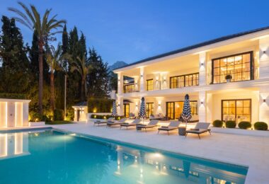 Położona w ekskluzywnej dzielnicy Sierra Blanca, która gwarantuje ekskluzywny styl życia oraz całodobową ochronę. Położenie willi na zboczu góry zapewnia panoramiczny widok na Morze Śródziemne.