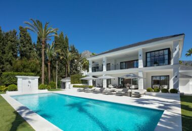 Położona w ekskluzywnej dzielnicy Sierra Blanca, która gwarantuje ekskluzywny styl życia oraz całodobową ochronę. Położenie willi na zboczu góry zapewnia panoramiczny widok na Morze Śródziemne.