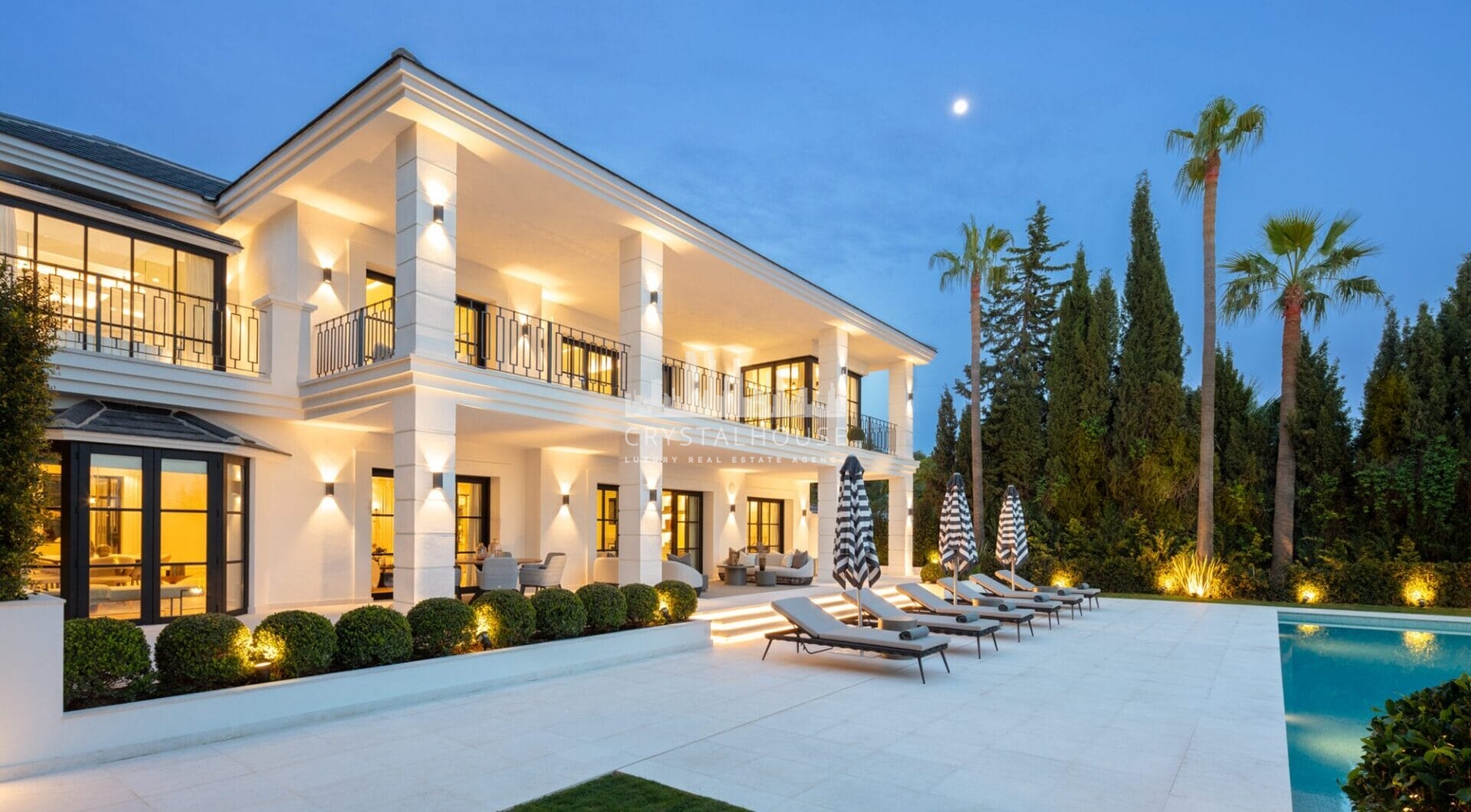 Położona w ekskluzywnej dzielnicy Sierra Blanca, która gwarantuje ekskluzywny styl życia oraz całodobową ochronę. Położenie willi na zboczu góry zapewnia panoramiczny widok na Morze Śródziemne.