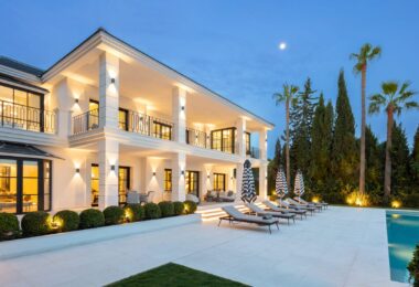 Położona w ekskluzywnej dzielnicy Sierra Blanca, która gwarantuje ekskluzywny styl życia oraz całodobową ochronę. Położenie willi na zboczu góry zapewnia panoramiczny widok na Morze Śródziemne.