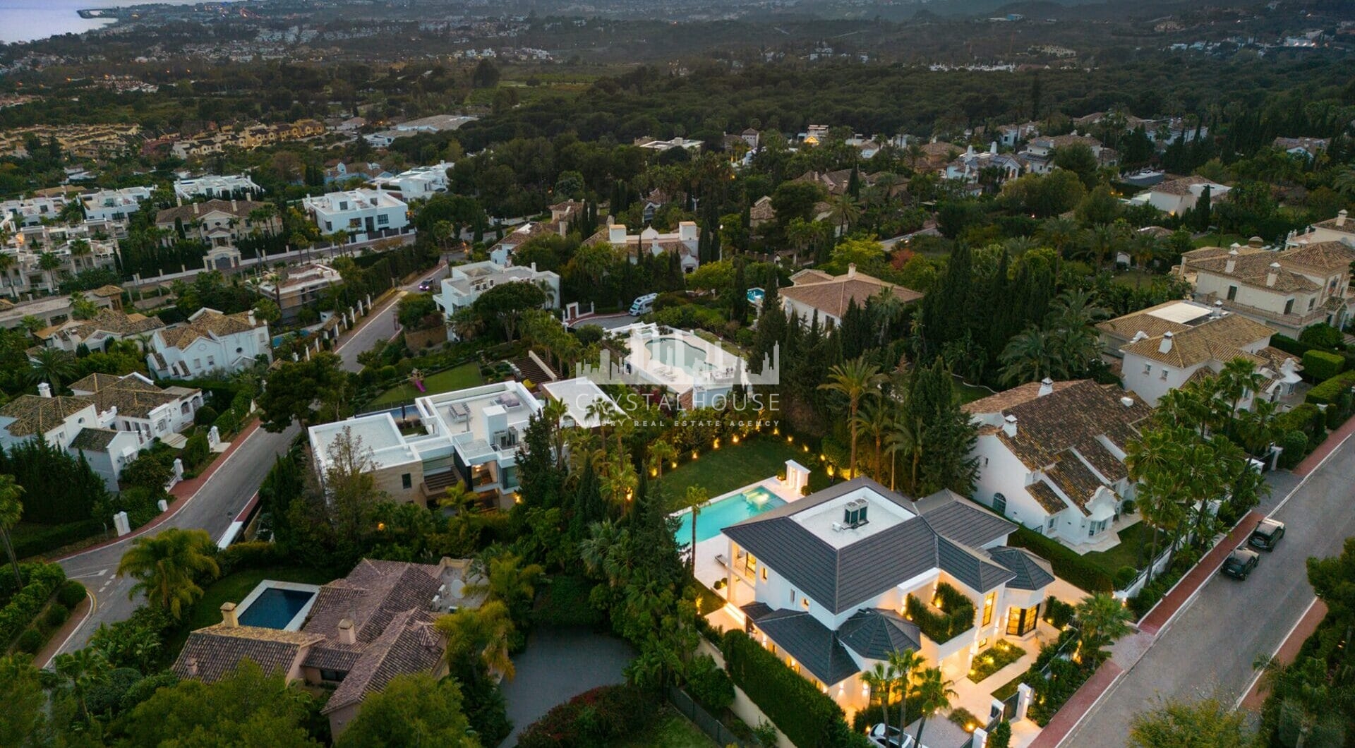 Położona w ekskluzywnej dzielnicy Sierra Blanca, która gwarantuje ekskluzywny styl życia oraz całodobową ochronę. Położenie willi na zboczu góry zapewnia panoramiczny widok na Morze Śródziemne.