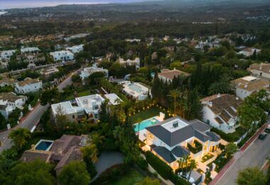Położona w ekskluzywnej dzielnicy Sierra Blanca, która gwarantuje ekskluzywny styl życia oraz całodobową ochronę. Położenie willi na zboczu góry zapewnia panoramiczny widok na Morze Śródziemne.