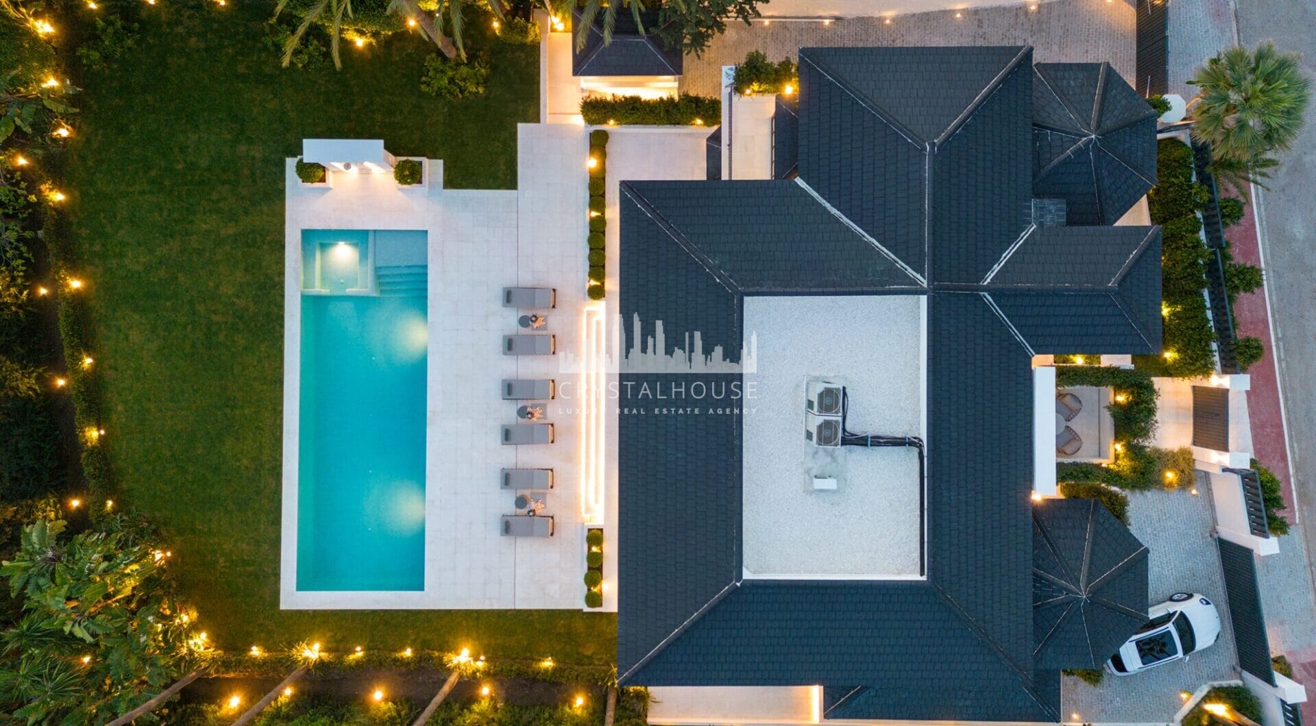 Położona w ekskluzywnej dzielnicy Sierra Blanca, która gwarantuje ekskluzywny styl życia oraz całodobową ochronę. Położenie willi na zboczu góry zapewnia panoramiczny widok na Morze Śródziemne.