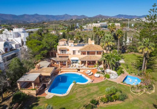 Położona wzdłuż dziewiczej linii brzegowej New Golden Mile, ta wspaniała willa przy plaży uosabia luksusowe życie w najlepszym wydaniu. Dysponująca łącznie 8 sypialniami, 10 łazienkami i oddzielnym apartamentem dla gości, ta rozległa posiadłość oferuje ni