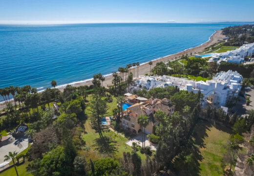 Położona wzdłuż dziewiczej linii brzegowej New Golden Mile, ta wspaniała willa przy plaży uosabia luksusowe życie w najlepszym wydaniu. Dysponująca łącznie 8 sypialniami, 10 łazienkami i oddzielnym apartamentem dla gości, ta rozległa posiadłość oferuje ni