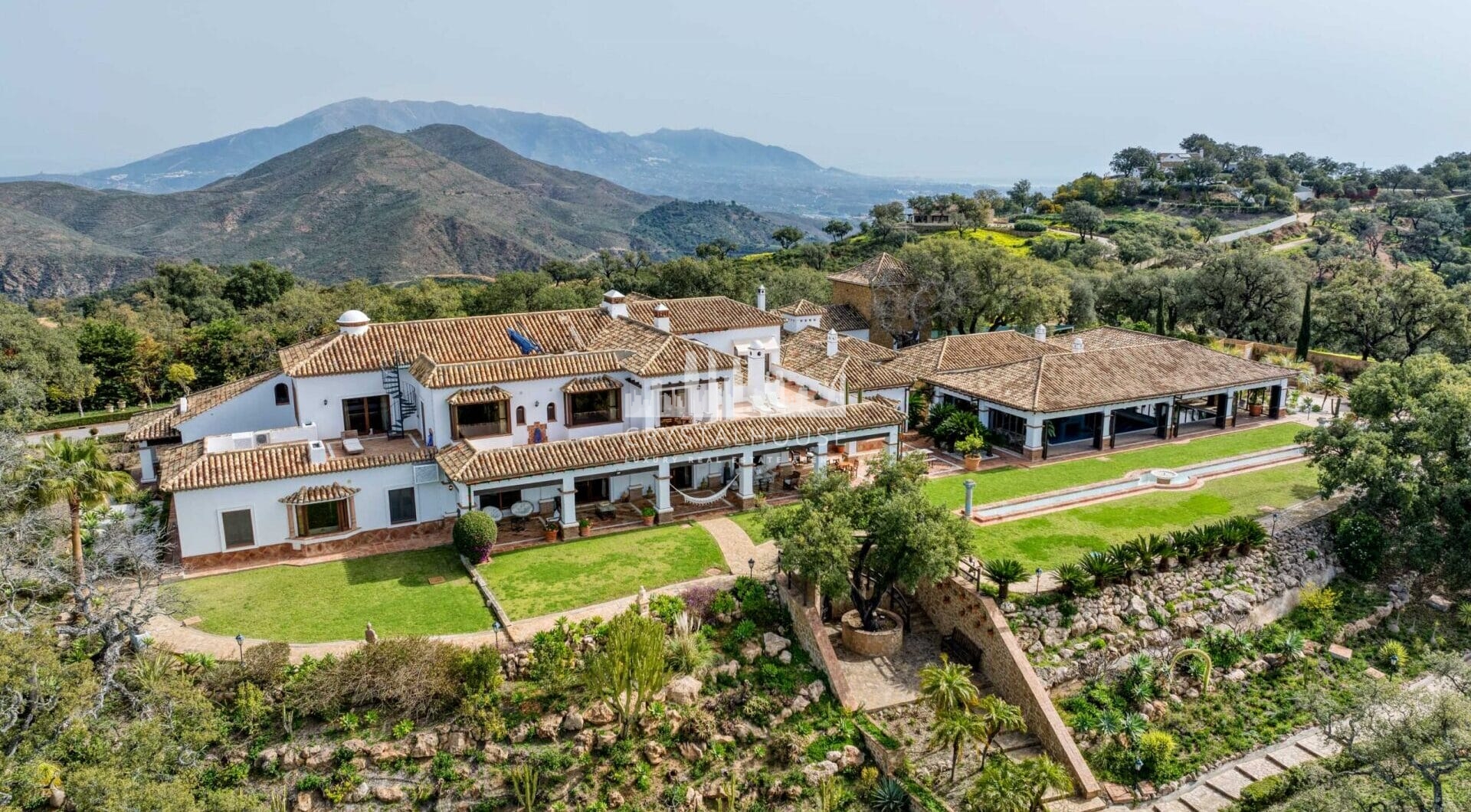 Położona na wzniesieniu działce o powierzchni 5 hektarów nieruchomość oferuje zapierające dech w piersiach panoramiczne widoki na okolicę, wybrzeże i morze.