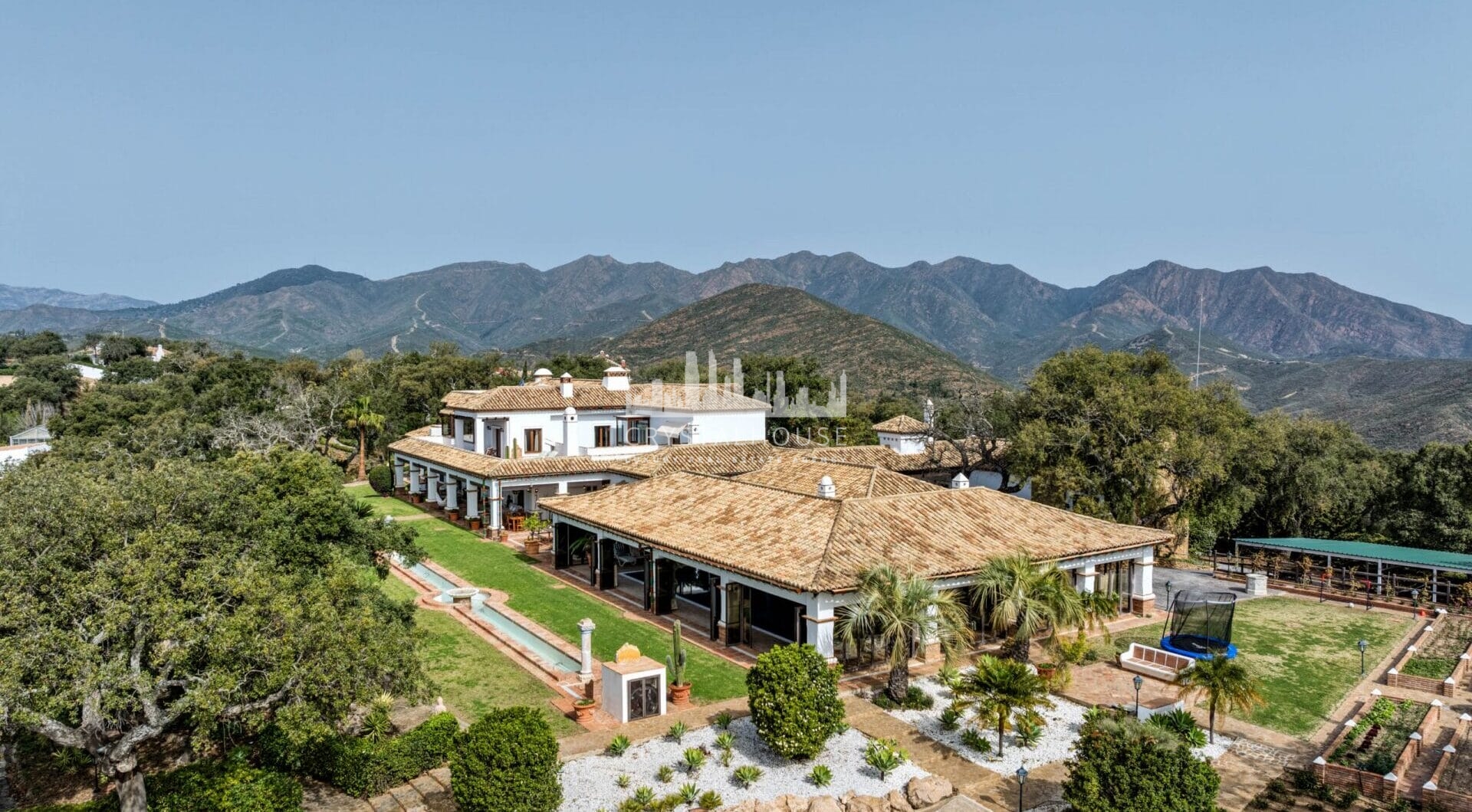 Położona na wzniesieniu działce o powierzchni 5 hektarów nieruchomość oferuje zapierające dech w piersiach panoramiczne widoki na okolicę, wybrzeże i morze.