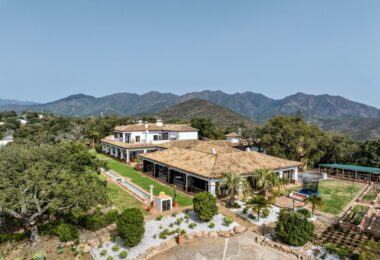 Położona na wzniesieniu działce o powierzchni 5 hektarów nieruchomość oferuje zapierające dech w piersiach panoramiczne widoki na okolicę, wybrzeże i morze.