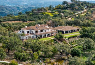 Położona na wzniesieniu działce o powierzchni 5 hektarów nieruchomość oferuje zapierające dech w piersiach panoramiczne widoki na okolicę, wybrzeże i morze.