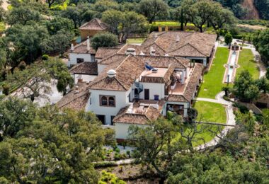 Położona na wzniesieniu działce o powierzchni 5 hektarów nieruchomość oferuje zapierające dech w piersiach panoramiczne widoki na okolicę, wybrzeże i morze.