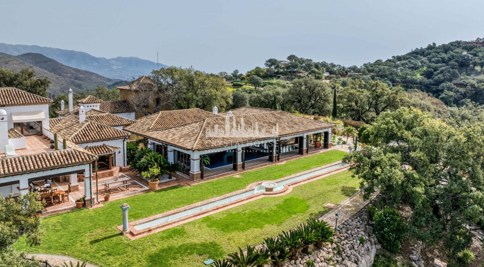 Położona na wzniesieniu działce o powierzchni 5 hektarów nieruchomość oferuje zapierające dech w piersiach panoramiczne widoki na okolicę, wybrzeże i morze.