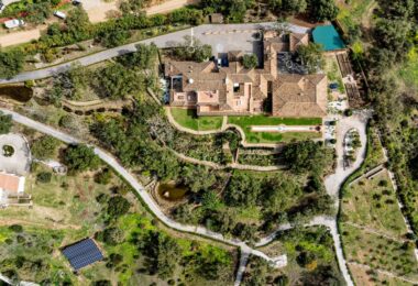 Położona na wzniesieniu działce o powierzchni 5 hektarów nieruchomość oferuje zapierające dech w piersiach panoramiczne widoki na okolicę, wybrzeże i morze.