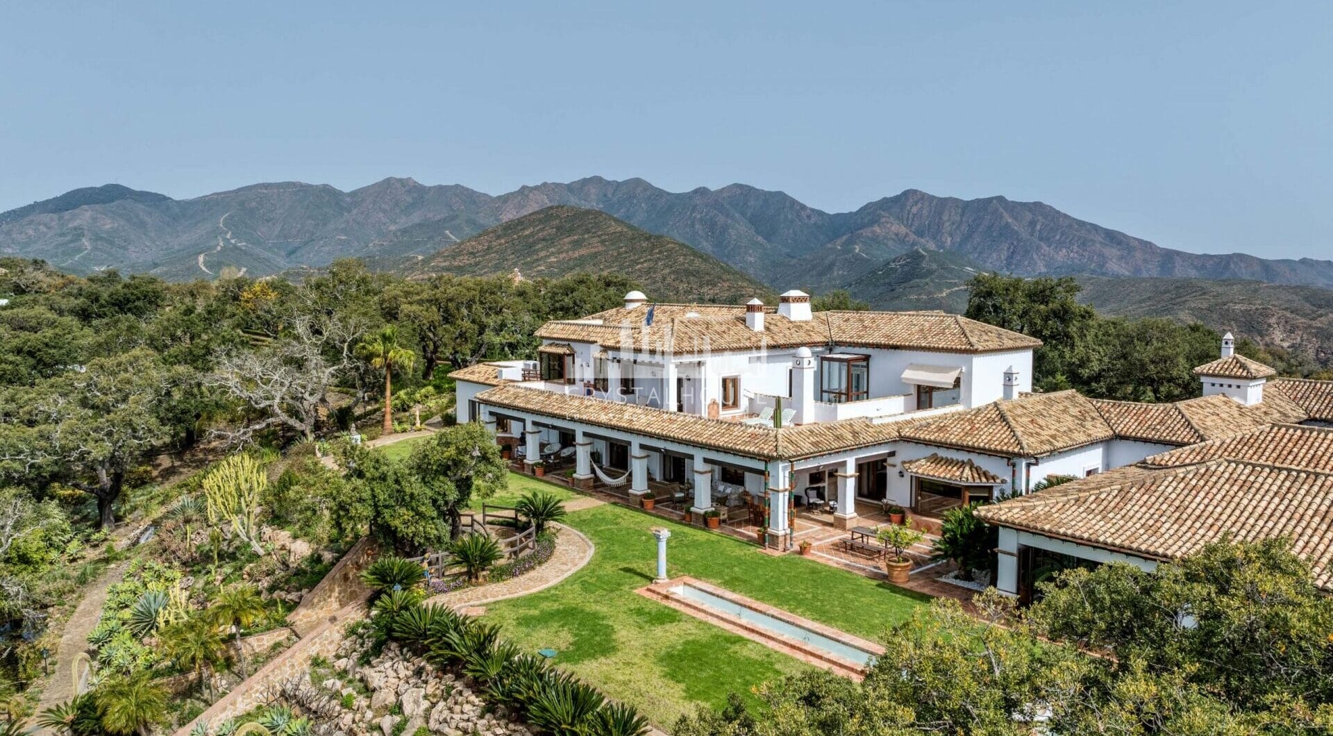 Położona na wzniesieniu działce o powierzchni 5 hektarów nieruchomość oferuje zapierające dech w piersiach panoramiczne widoki na okolicę, wybrzeże i morze.