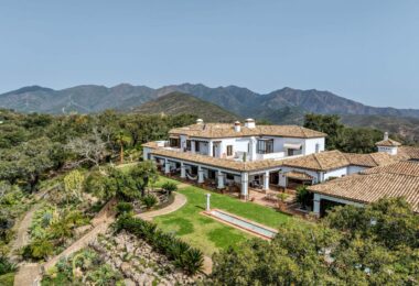 Położona na wzniesieniu działce o powierzchni 5 hektarów nieruchomość oferuje zapierające dech w piersiach panoramiczne widoki na okolicę, wybrzeże i morze.