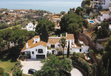 WYJĄTKOWA WILLA Z ANDALUSKIM UROKIEM, Z WIDOKIEM NA MORZE I POLE GOLFOWE