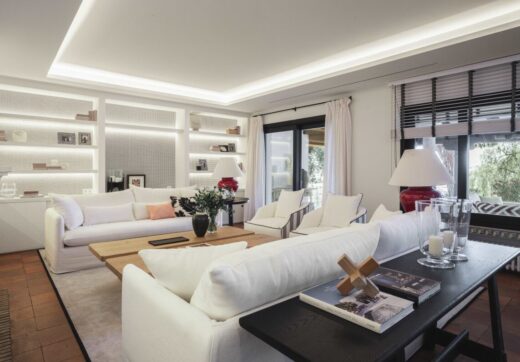 WYJĄTKOWA WILLA Z ANDALUSKIM UROKIEM, Z WIDOKIEM NA MORZE I POLE GOLFOWE