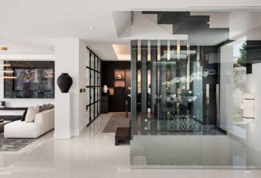 Spektakularna willa zaprojektowana przez znanego, wielokrotnie nagradzanego architekta, położona w wyjątkowej okolicy w samym sercu Doliny Golfa w Nueva Andalucía, jednej z najbardziej pożądanych dzielnic mieszkaniowych na Costa del Sol.