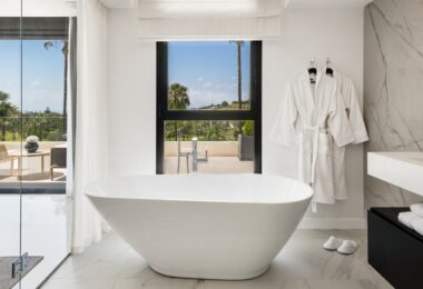 Spektakularna willa zaprojektowana przez znanego, wielokrotnie nagradzanego architekta, położona w wyjątkowej okolicy w samym sercu Doliny Golfa w Nueva Andalucía, jednej z najbardziej pożądanych dzielnic mieszkaniowych na Costa del Sol.