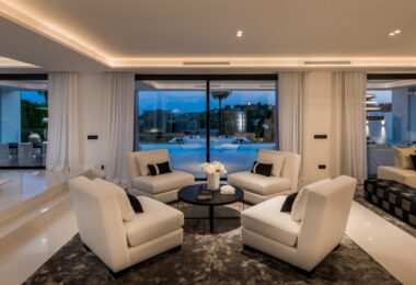 Spektakularna willa zaprojektowana przez znanego, wielokrotnie nagradzanego architekta, położona w wyjątkowej okolicy w samym sercu Doliny Golfa w Nueva Andalucía, jednej z najbardziej pożądanych dzielnic mieszkaniowych na Costa del Sol.