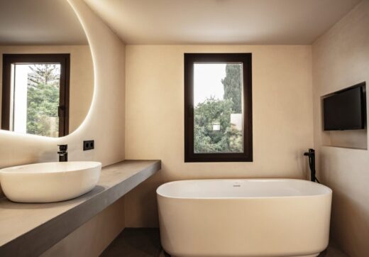 SPEKTAKULARNA, CAŁKOWICIE ODNOWIONA WILLA Z PIĘCIOMA SYPIALNIAMI POŁOŻONA W LA MERCED, W POBLIŻU ZŁOTEJ MILY W MARBELLI