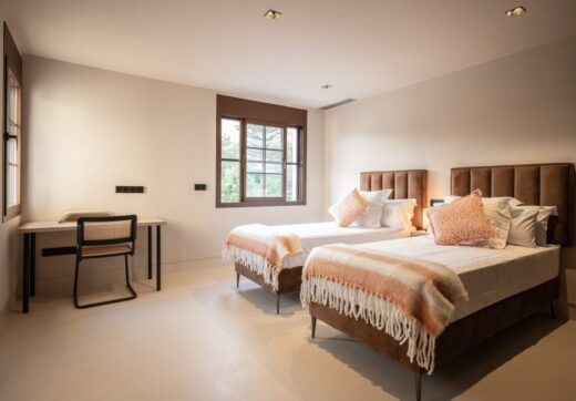 SPEKTAKULARNA, CAŁKOWICIE ODNOWIONA WILLA Z PIĘCIOMA SYPIALNIAMI POŁOŻONA W LA MERCED, W POBLIŻU ZŁOTEJ MILY W MARBELLI