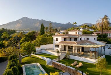 SPEKTAKULARNA, CAŁKOWICIE ODNOWIONA WILLA Z PIĘCIOMA SYPIALNIAMI POŁOŻONA W LA MERCED, W POBLIŻU ZŁOTEJ MILY W MARBELLI