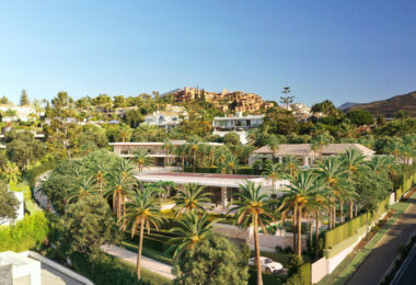 Ta wyjątkowa działka cieszy się doskonałą lokalizacją w samym sercu La Cerquilla, ekskluzywnej enklawy mieszkalnej.