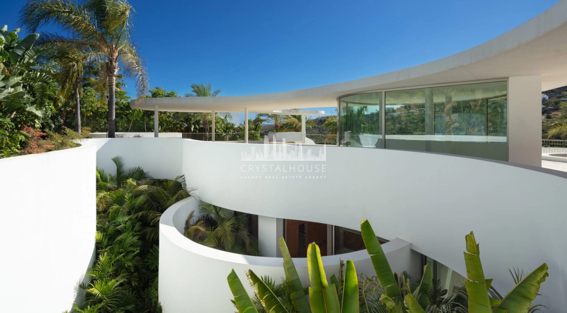 Ta prestiżowa willa jest świadectwem architektonicznej pomysłowości, uchwycenia esencji wyjątkowości i wyrafinowania.