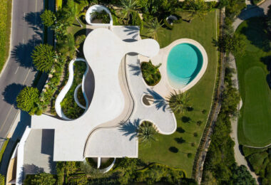 Ta prestiżowa willa jest świadectwem architektonicznej pomysłowości, uchwycenia esencji wyjątkowości i wyrafinowania.