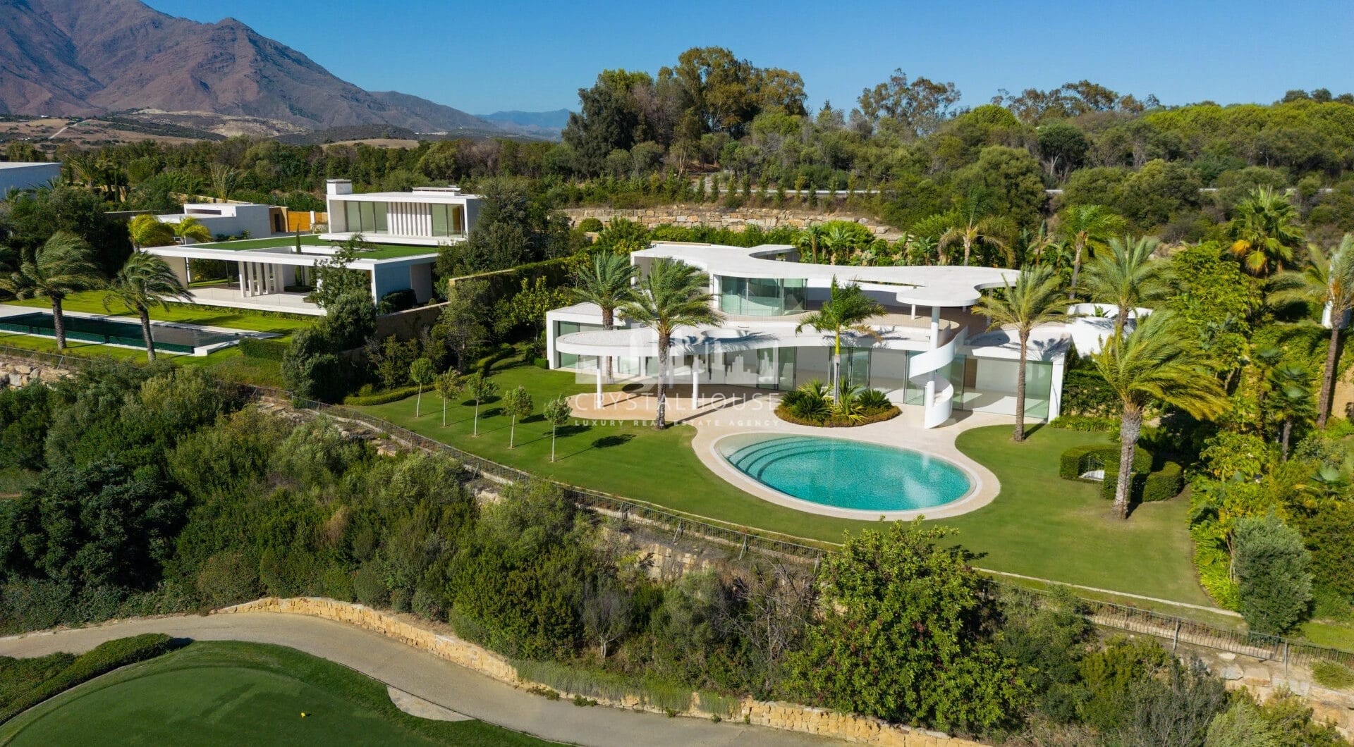 Ta prestiżowa willa jest świadectwem architektonicznej pomysłowości, uchwycenia esencji wyjątkowości i wyrafinowania.