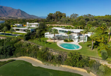 Ta prestiżowa willa jest świadectwem architektonicznej pomysłowości, uchwycenia esencji wyjątkowości i wyrafinowania.