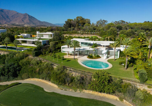 Ta prestiżowa willa jest świadectwem architektonicznej pomysłowości, uchwycenia esencji wyjątkowości i wyrafinowania.