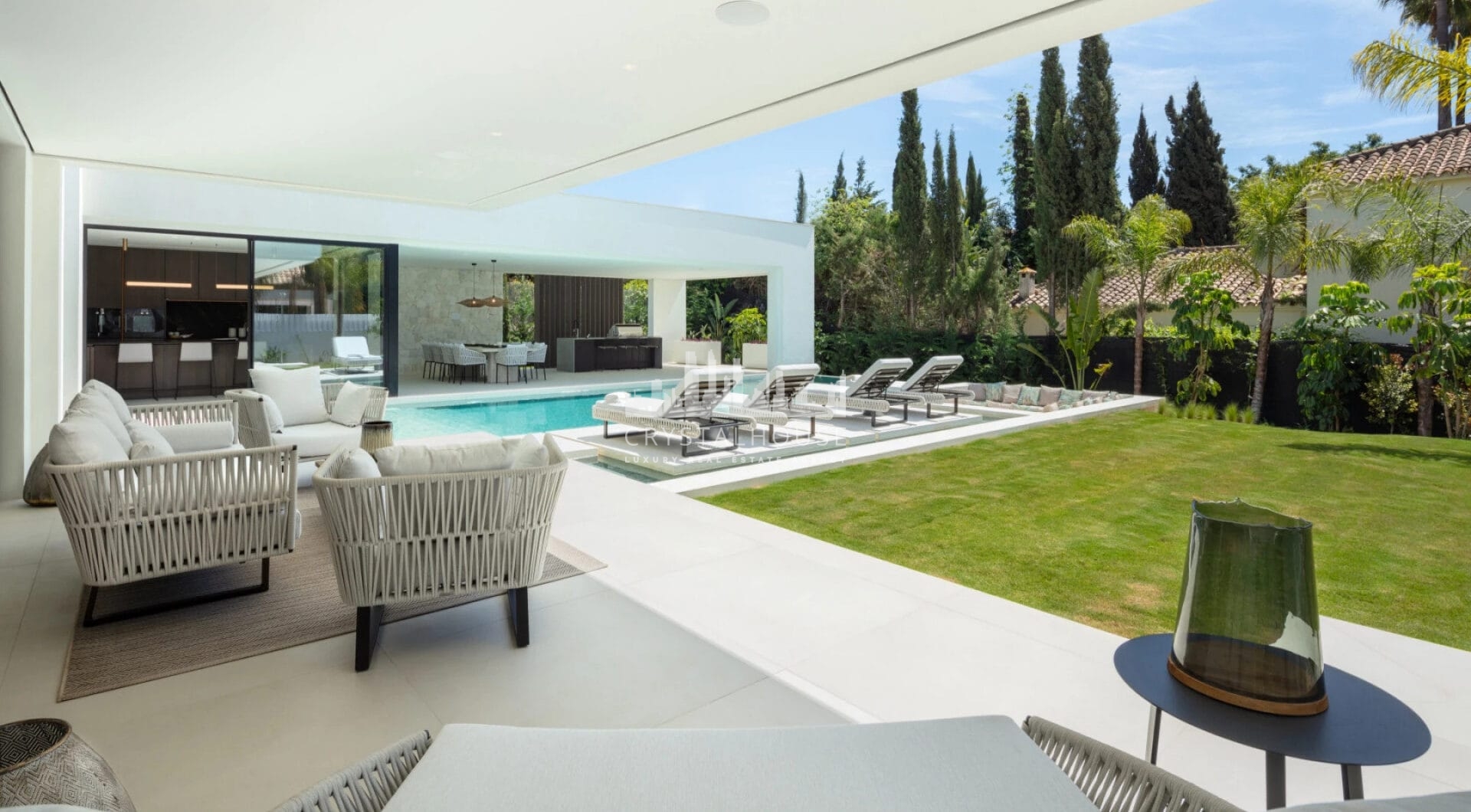 Villa Sirius to nowoczesna willa położona w pożądanej okolicy Las Brisas, Nueva Andalucía.