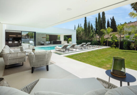 Villa Sirius to nowoczesna willa położona w pożądanej okolicy Las Brisas, Nueva Andalucía.